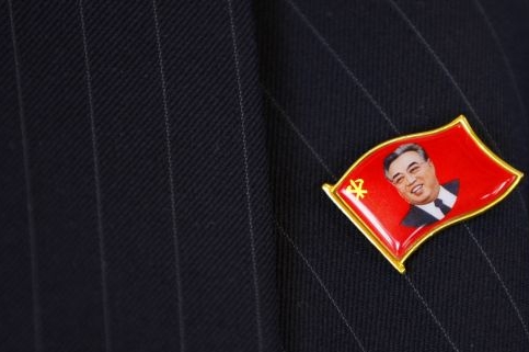 Návštěvník Kalifornie ze Severní Koreje nosí otce státu na klopě.